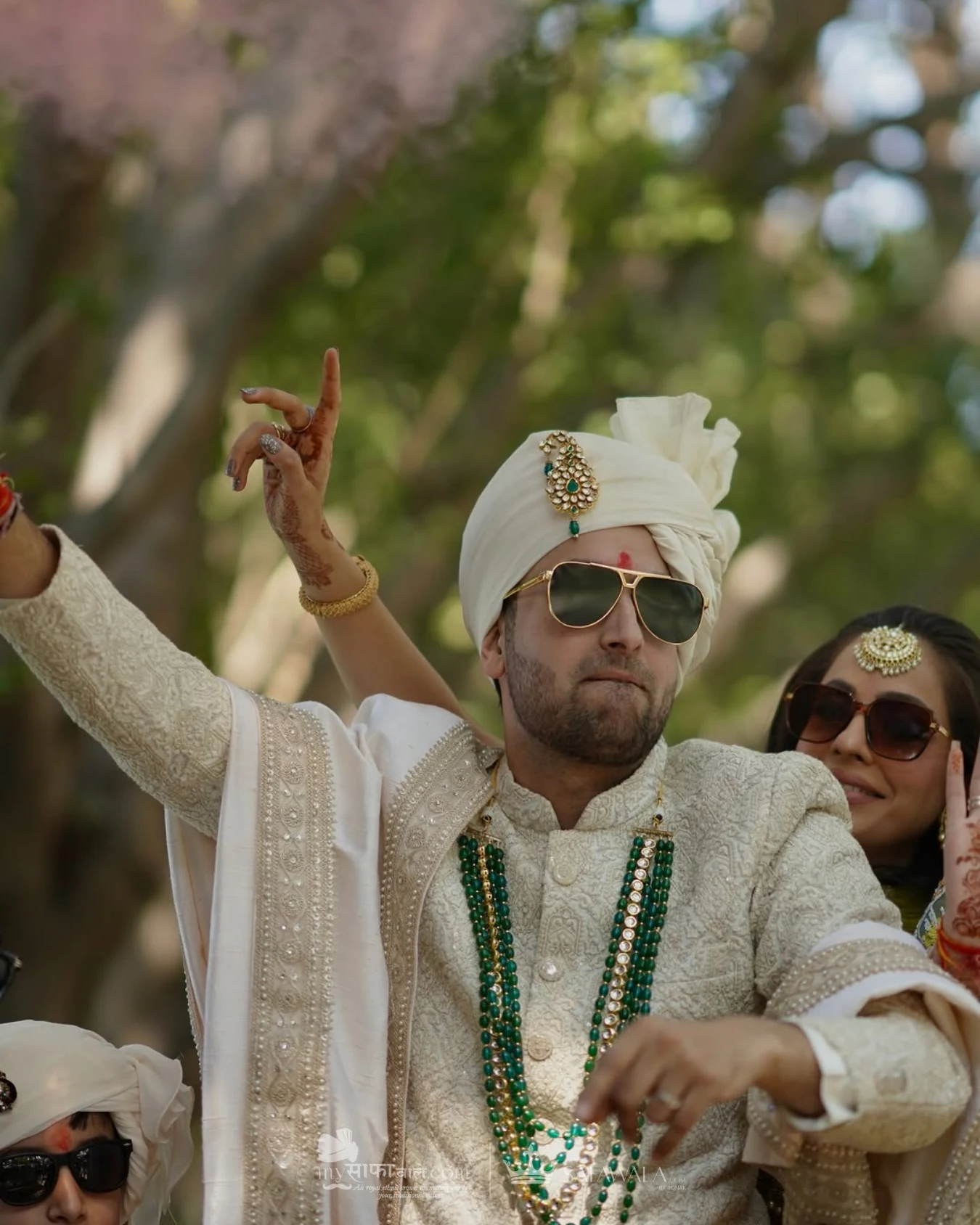 wedding safa wala in Amritsar – Groom in an ivory wedding safa with emerald jewellery